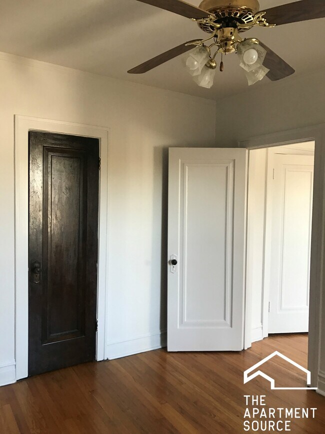 Building Photo - 1913 W Larchmont Ave