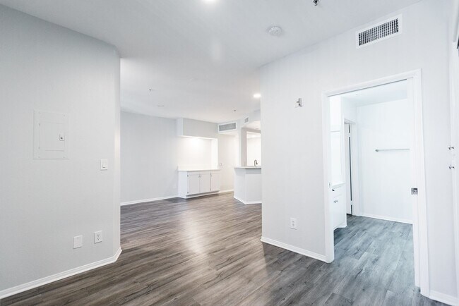 Interior Photo - 114 North Doheny Drive