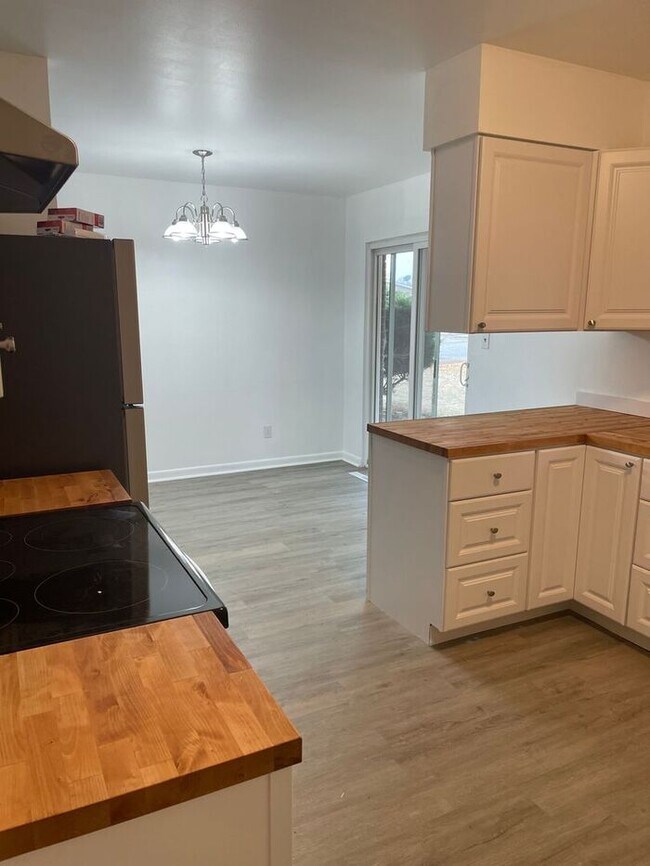 Building Photo - Newly Renovated 2 Bed 1 Bath Duplex in Nor...