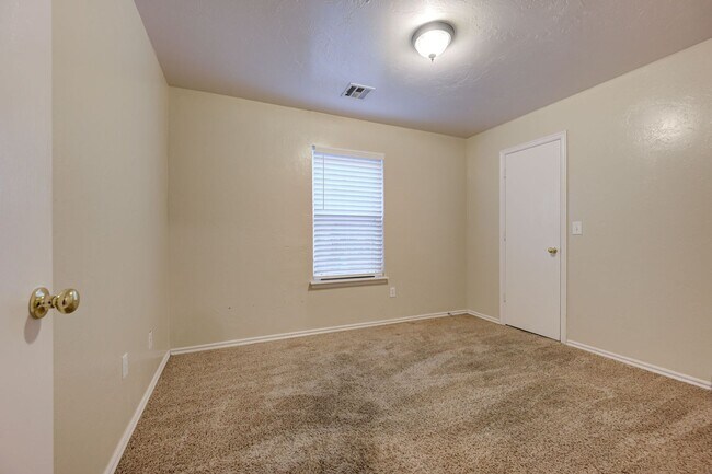 Building Photo - Gorgeous 3 bed 2 bath in Norman!
