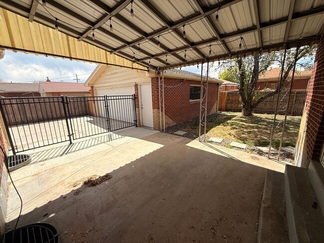 Building Photo - Spacious Twin Lakes Gem!!!