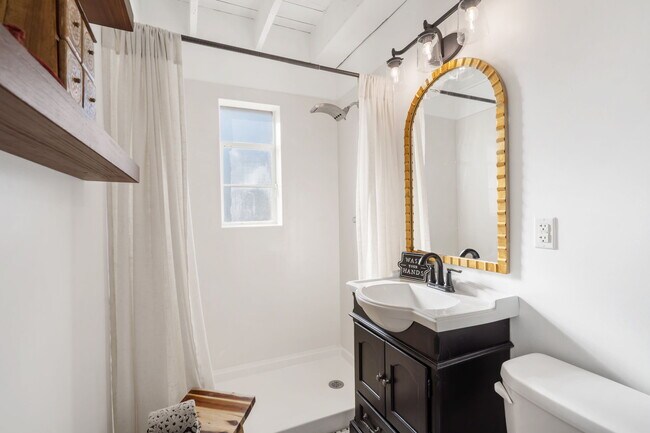 Building Photo - 196 Lakeside Way