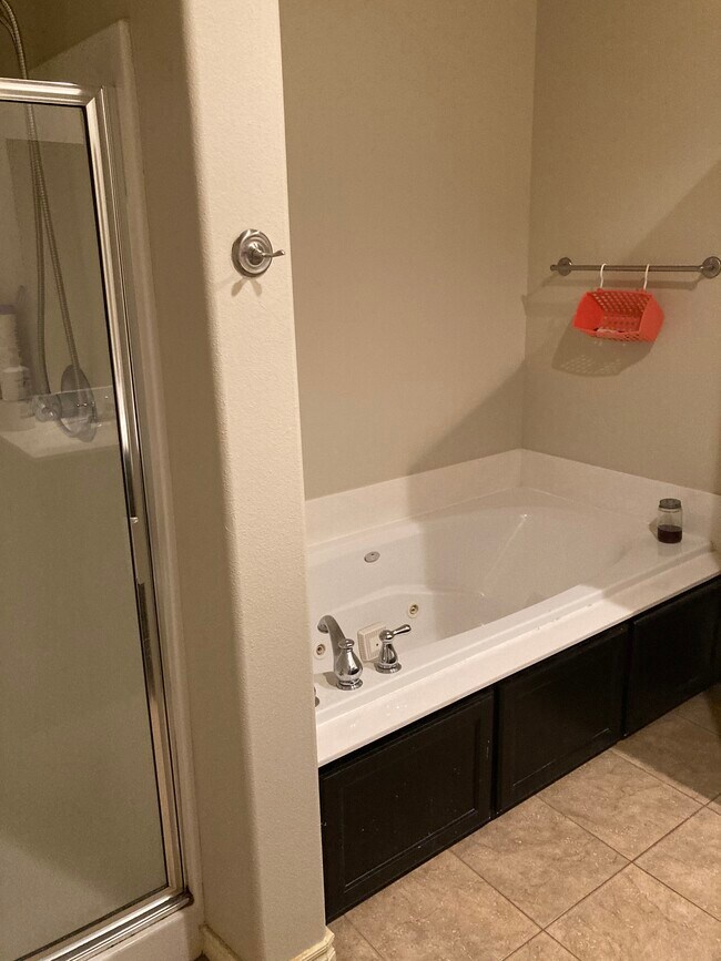 Building Photo - 2610 N Brush Creek Dr