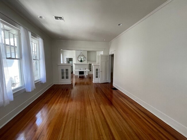 Building Photo - RENOVATED HOME IN THE HEART OF UPTOWN NEAR CAMPUS!