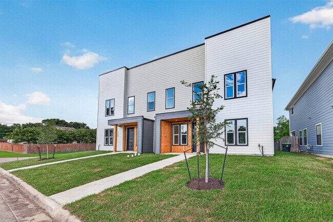 Building Photo - 703 Carol Lynn Dr