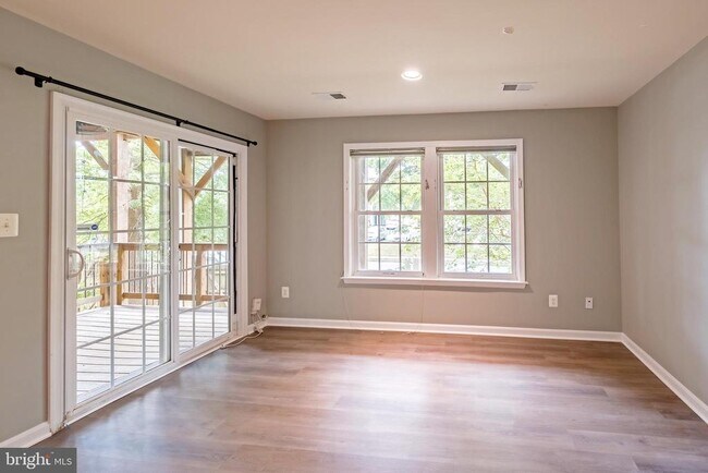 Building Photo - 3385 Beechcliff Dr