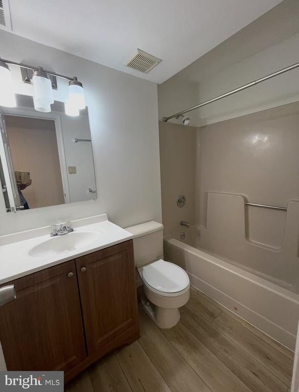 Building Photo - 5 Briardale Ct