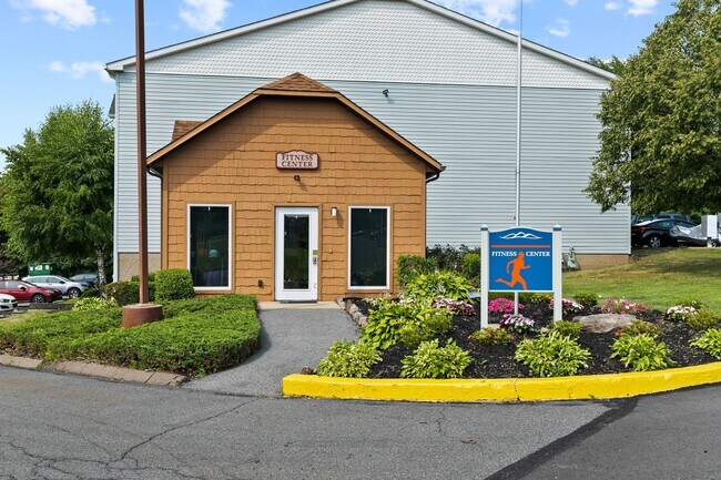Building Photo - Two Bedroom Signature Style Apartment on t...