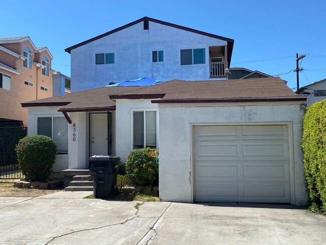 Building Photo - Renovated Large 2 Bedroom/1 Bathroom Top F...