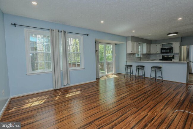 Building Photo - 359 Point to Point Rd