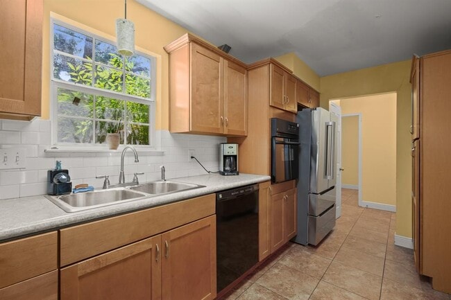 Building Photo - 1713 Deerfield Dr