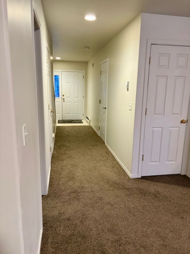 Building Photo - 3 Bed / 2.5 Bath Townhouse – Bozeman, MT  Price Reduced!