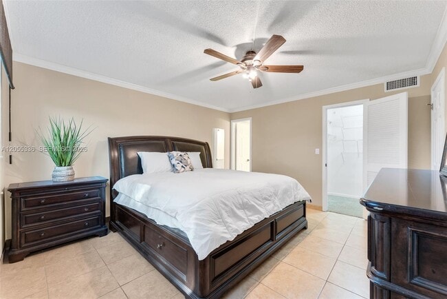 Building Photo - 9811 N Hollybrook Lake Dr