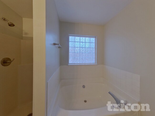 Building Photo - 1585 Kingston Dr