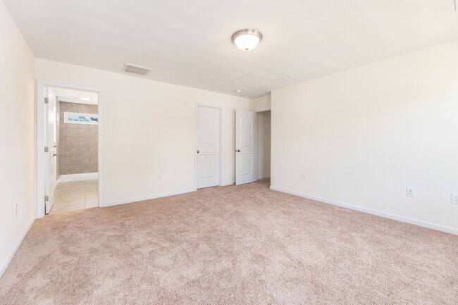 Building Photo - Spacious 4 Bedroom 2.5 Bath Home