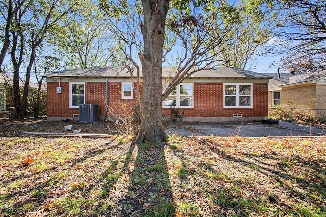Building Photo - 2319 Glengariff Dr