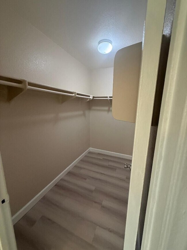 Building Photo - FOR RENT – Spacious 5 Bed / 3 Bath Home in Calexico!