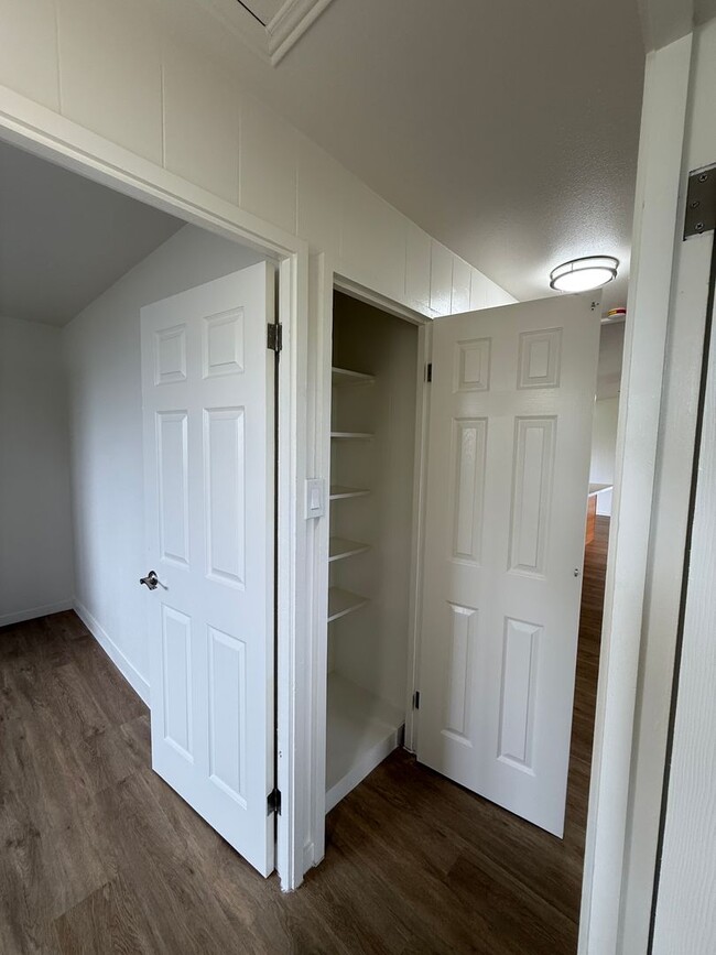 Building Photo - 3BD/2BA with extra living space new Kitche...