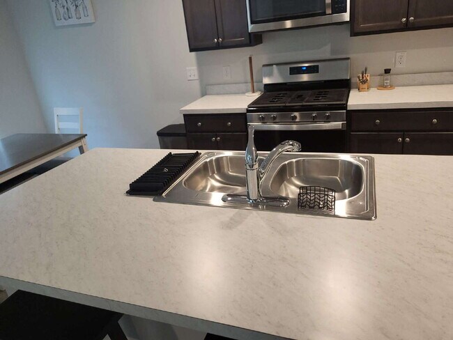 Building Photo - "Spacious Fully Furnished 4-Bedroom Townho...