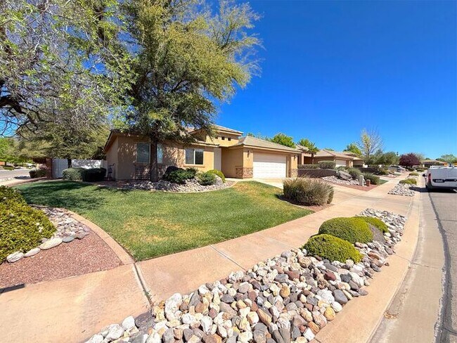 Building Photo - 3 bed, 2 bath home with 2 car garage