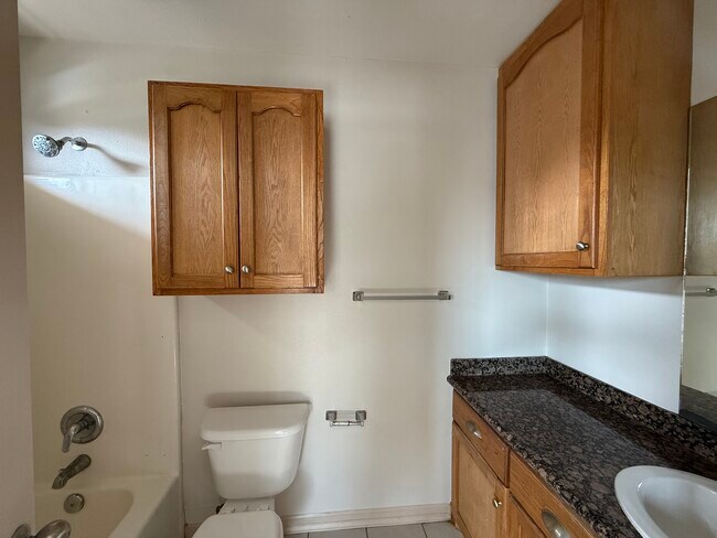 Building Photo - 1502 W Kiwi