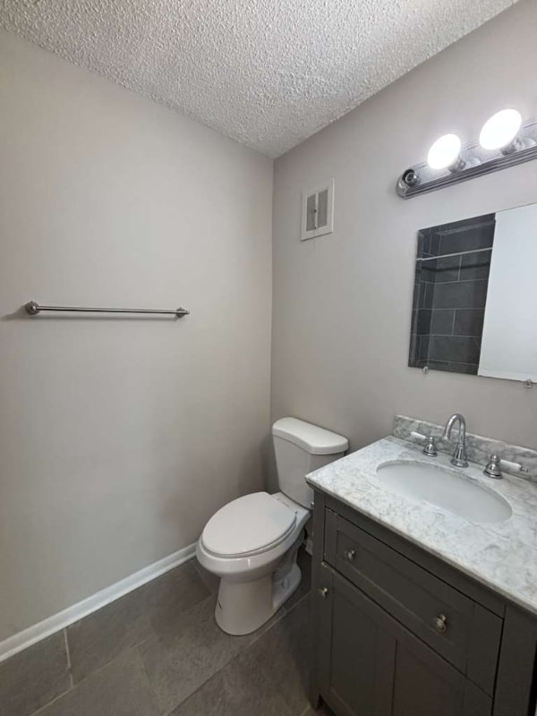 Building Photo - 16 E Old Willow Rd