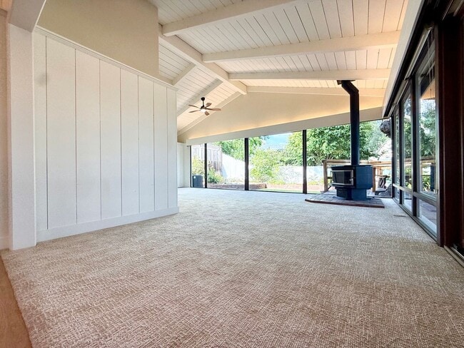 Building Photo - Beautiful 3BR/3BA Point Loma Home with Vaulted Ceilings & Central AC