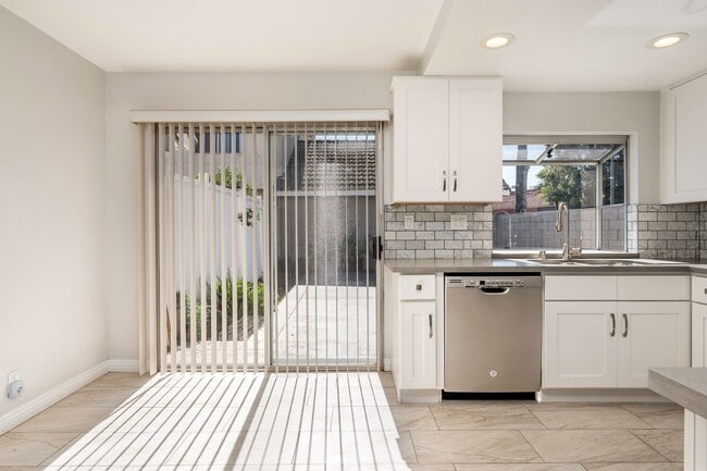 Building Photo - 2 Story dream home, 3 bedroom, 2 and 1/2 B...