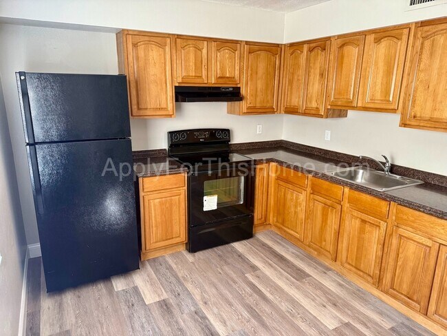 Building Photo - 2 Bedroom Apartment - Busch Gardens Area