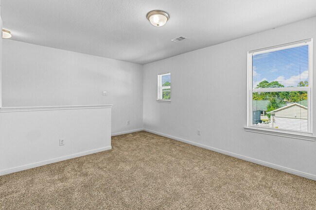 Building Photo - 169 Iris St