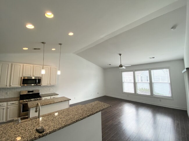 Building Photo - Spacious Three Bedroom Town Home! Located ...