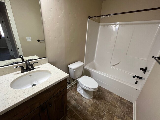 Building Photo - 3 Bed/2.5 Bath Single Family Home in NE Bend - McCall Landing