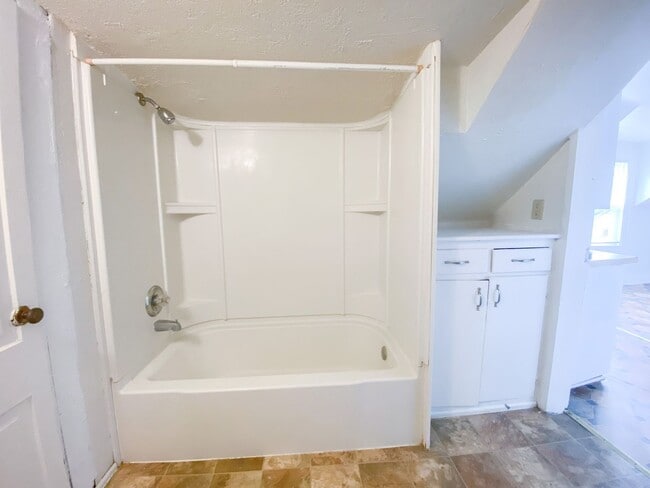 Building Photo - 123 S Clay St