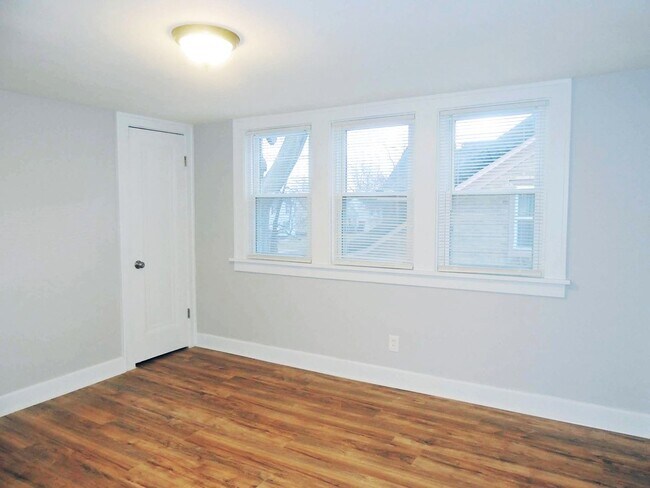 Building Photo - 5 Bed - 2 Full Bath Cape Cod for Rent!