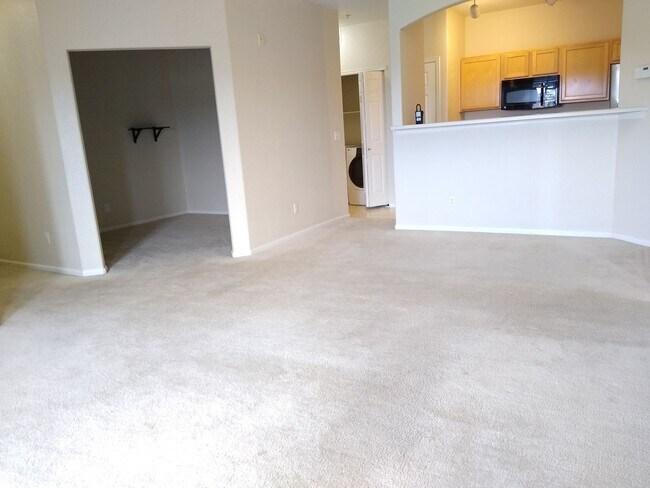 Building Photo - Super Fly 1 Bedroom with Large Study, 1 1/...