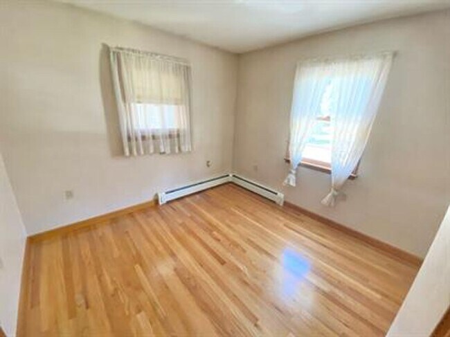 Building Photo - 5 Bedroom Home in Essex Junction!