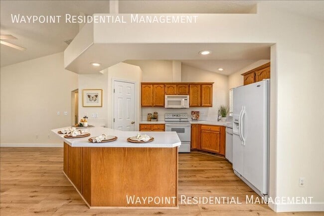 Building Photo - 1095 N Marsh Hawk Pl