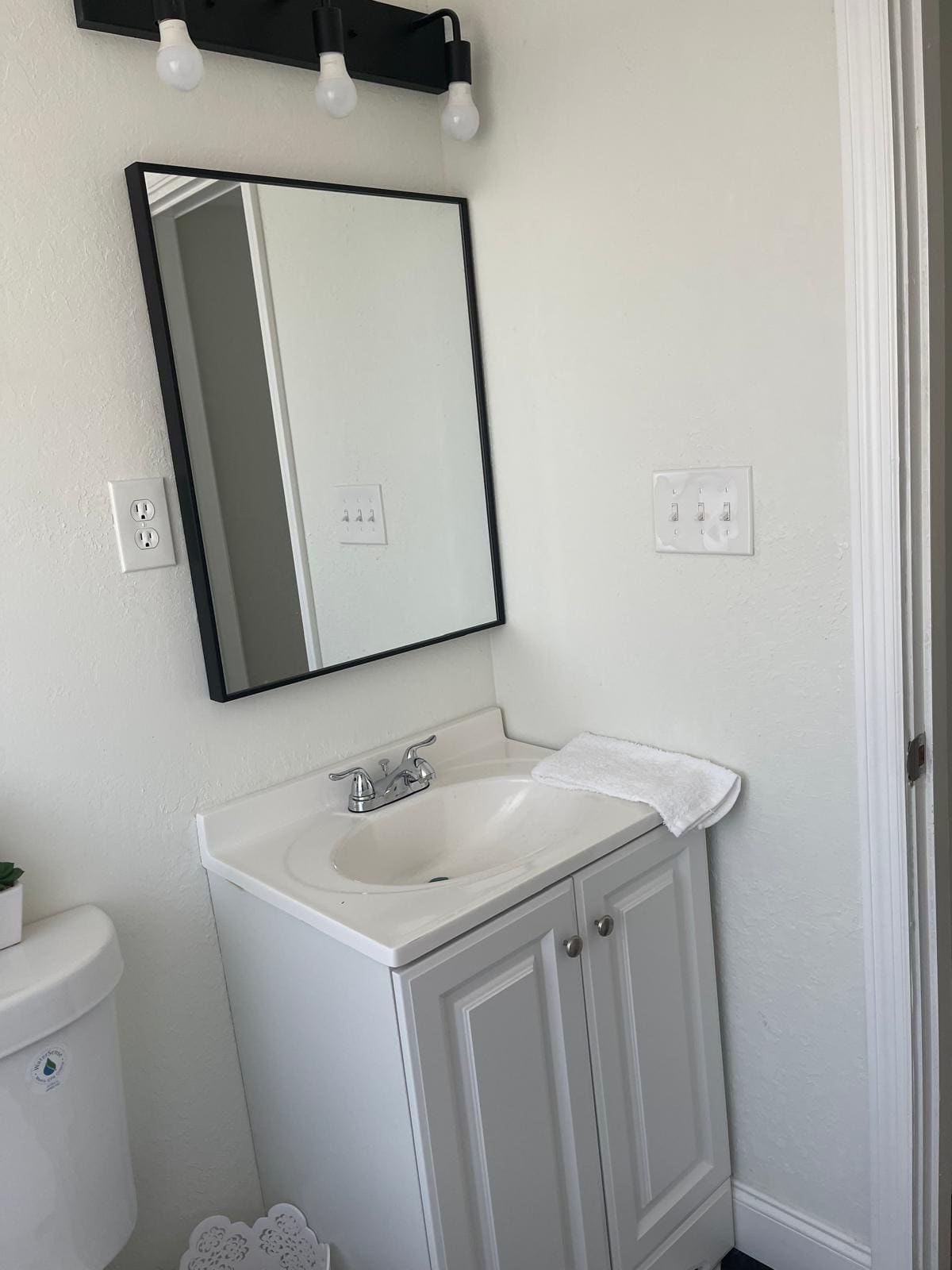 Building Photo - 2265 Dolphin Rd