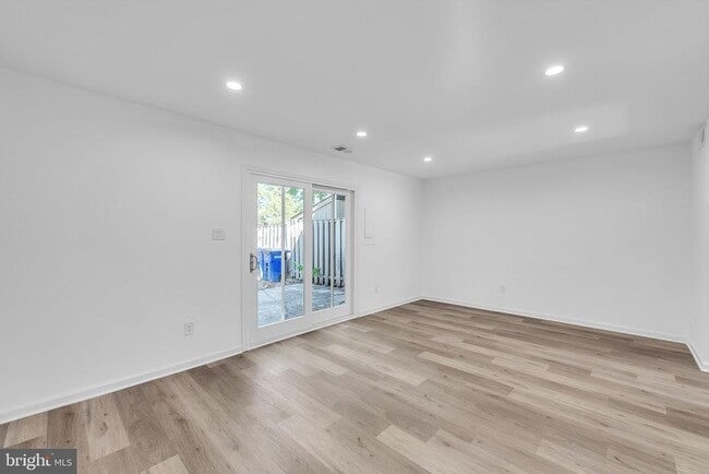 Building Photo - 630 Clearwater Ct