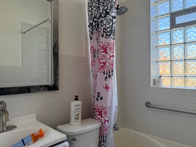 Building Photo - 856 N Lawndale Ave