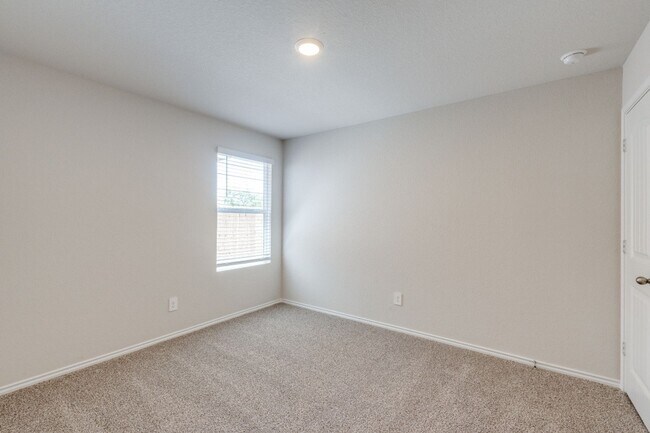 Building Photo - 4 BR + STUDY/ 3 BA in Seguin - 2042 SF One...