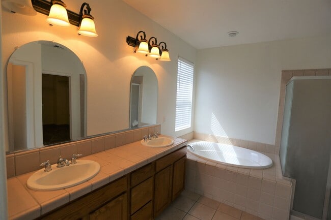 Building Photo - Spacious family home