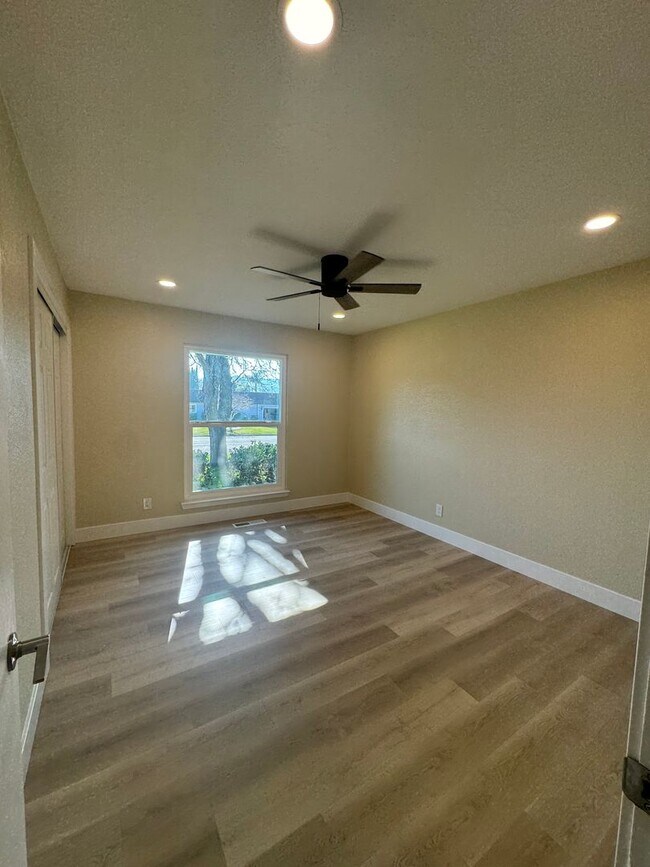 Building Photo - VAILABLE NOW! G O R G E O U S Single Story 3 Bed 2 Bath with Pool