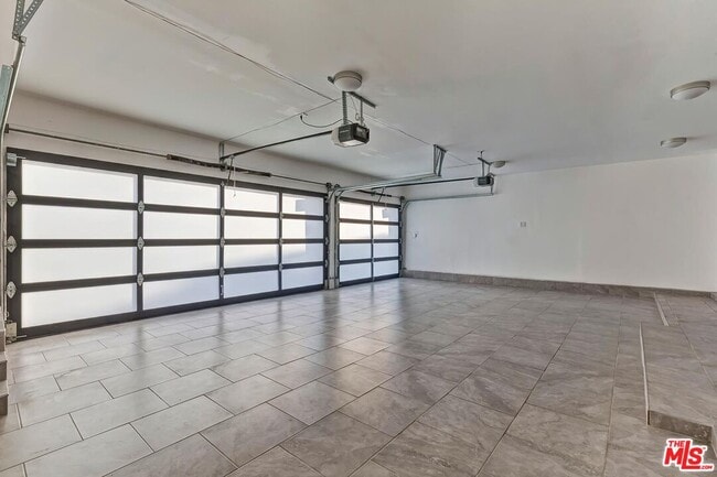 Building Photo - 920 Linda Flora Dr