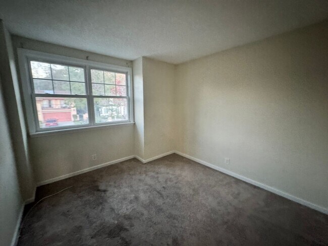 Building Photo - Elegant 4-Bed, 3-Bath Two-Story Home with Spacious Backyard and Private Downstairs Suite