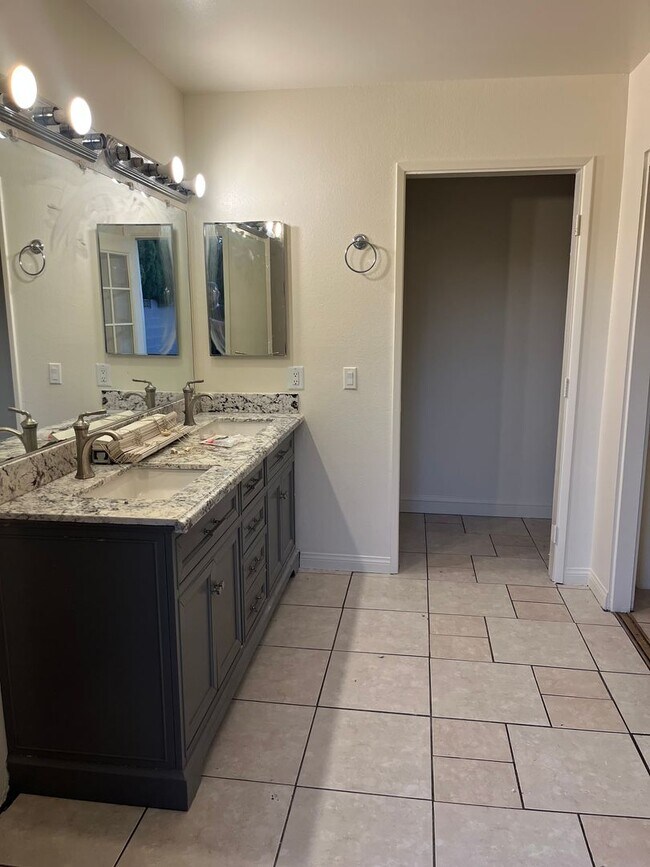Building Photo - Large 3 Bed. 2 Bath with Pool
