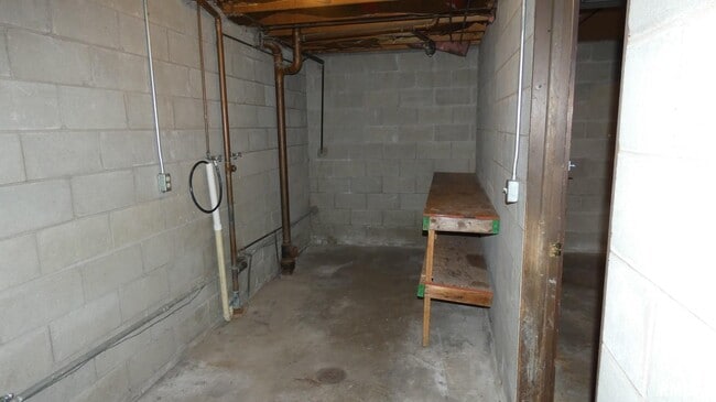 Building Photo - 1513 Sara Ln