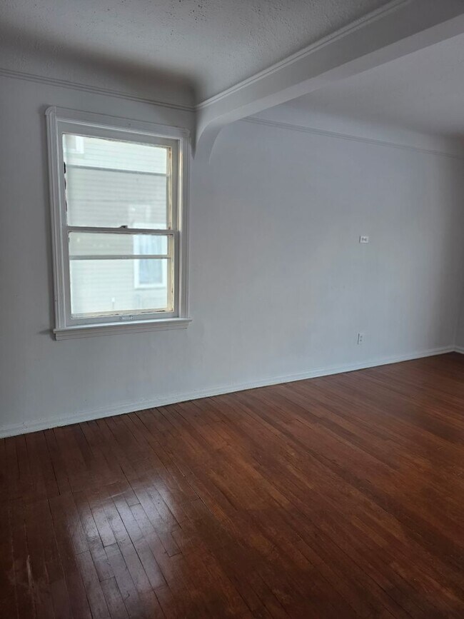 Building Photo - 3 Bedroom Updated Single Family Home