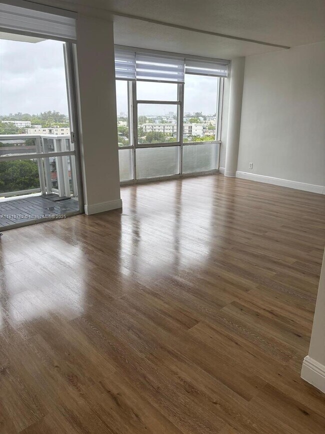 Building Photo - 900 Bay Dr