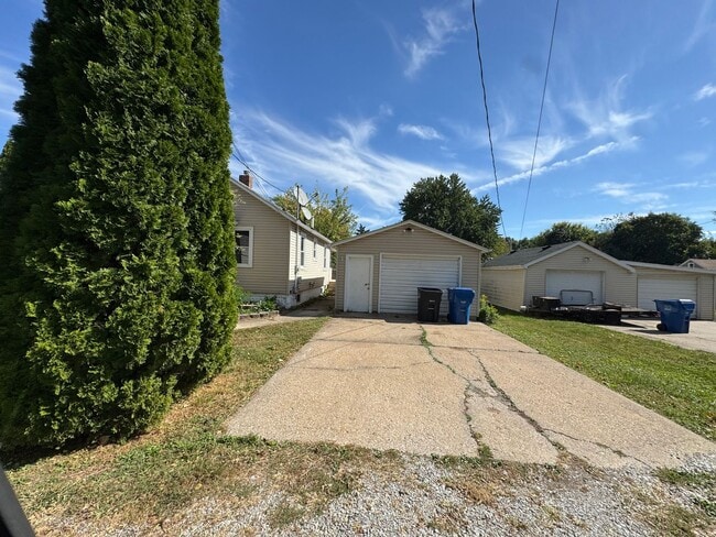 Building Photo - Updated 2 Bedroom Home with Central Air, H...